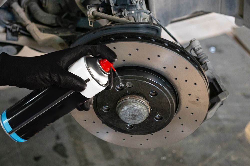 Puhdistusvälineet renkaanvaihdossa navalle Brake Cleaner